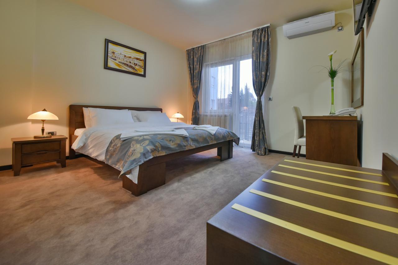 Garni Hotel Central Lux Крагуевац Екстериор снимка